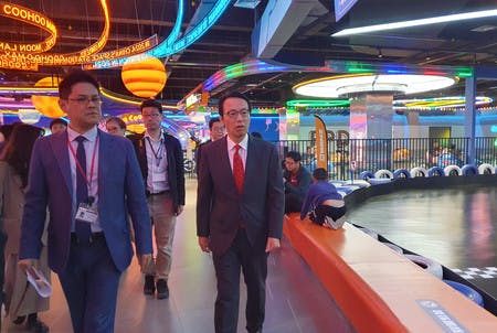 湖北省武漢市のイオンモールを視察する金杉憲治・駐中国大使（右）