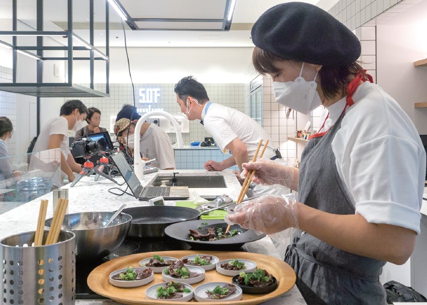 冷凍食品専門店「5.0°F」調理風景