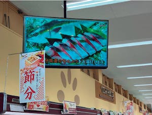 ラルズの店舗に設置されているデジタルサイネージ