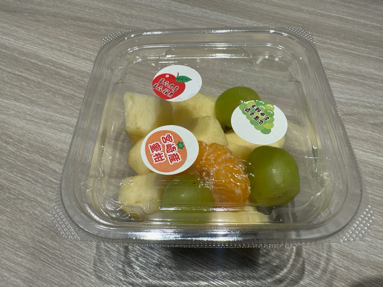 3種類の果実が少しずつ入ったカットフルーツのパック
