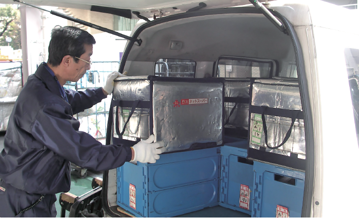 西友のネットスーパー商品を店舗から配送する様子