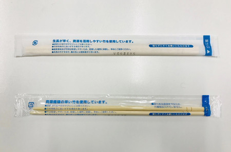 ローソンがプラスチック製（下）から紙製（上）に変更する箸の袋