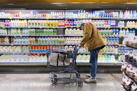 食品スーパーで買い物をする男性