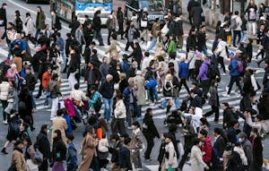 東京都内の横断歩道を渡る人たち