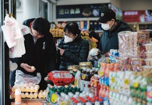 中国・上海の食料品店で買い物する人たち