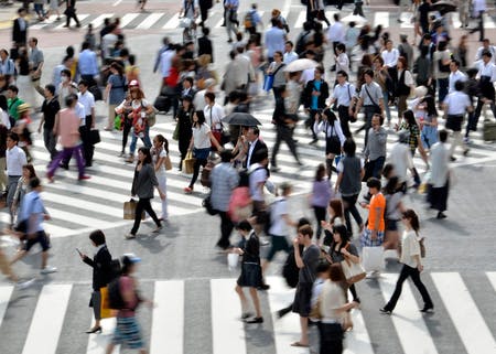 東京・渋谷の横断歩道を行き交う人波