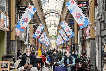 大阪市内の商店街を行き交う買い物客ら