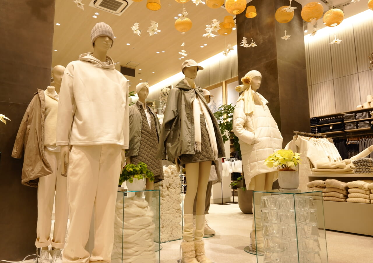 アパレル特化の無印良品「新宿靖国通り店」、紳士服の売上が