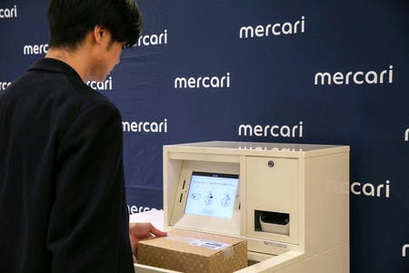 メルカリが導入した新配送サービス「エコメルカリ便」で商品を発送する様子