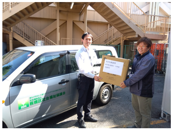 ライフ赤塚店と前野町店で実施された子ども食堂への寄付の様子（アイキャッチ用）