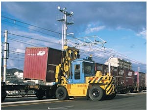 「ファミマル 新潟県津南の天然水」をJR貨物コンテナに積み込む様子