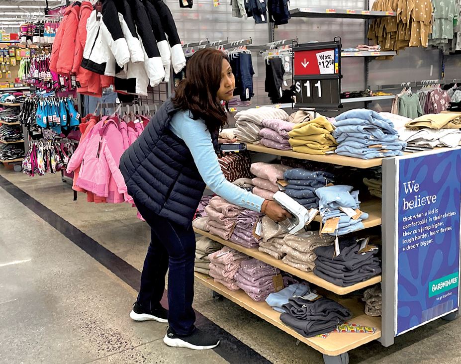 携帯端末を用いて在庫をカウントしている様子