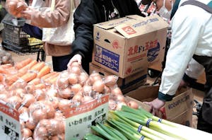 スーパーで働く人