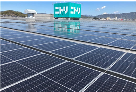 ニトリ店舗の屋根全⾯に敷き詰めた太陽光パネル