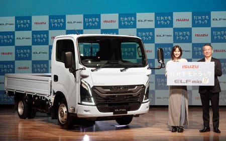 いすゞ自動車のトラック「エルフミオ」の発表会に登場した南真介社長（右）と本田翼さん