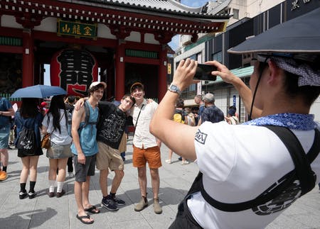 外国人観光客らでにぎわう浅草寺