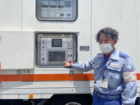 能登半島地震で電気の復旧作業に当たった関西電力送配電の岩本直俊さんと高圧発電機車