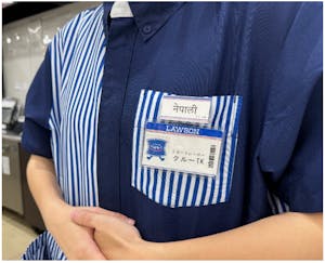 ローソンの多言語バッジ着用イメージ