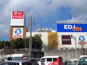 多治見インターモールには「サンドラッグ」「清水屋」と同時出店した。「西松屋」「エディオン」「アルペン」も入居している