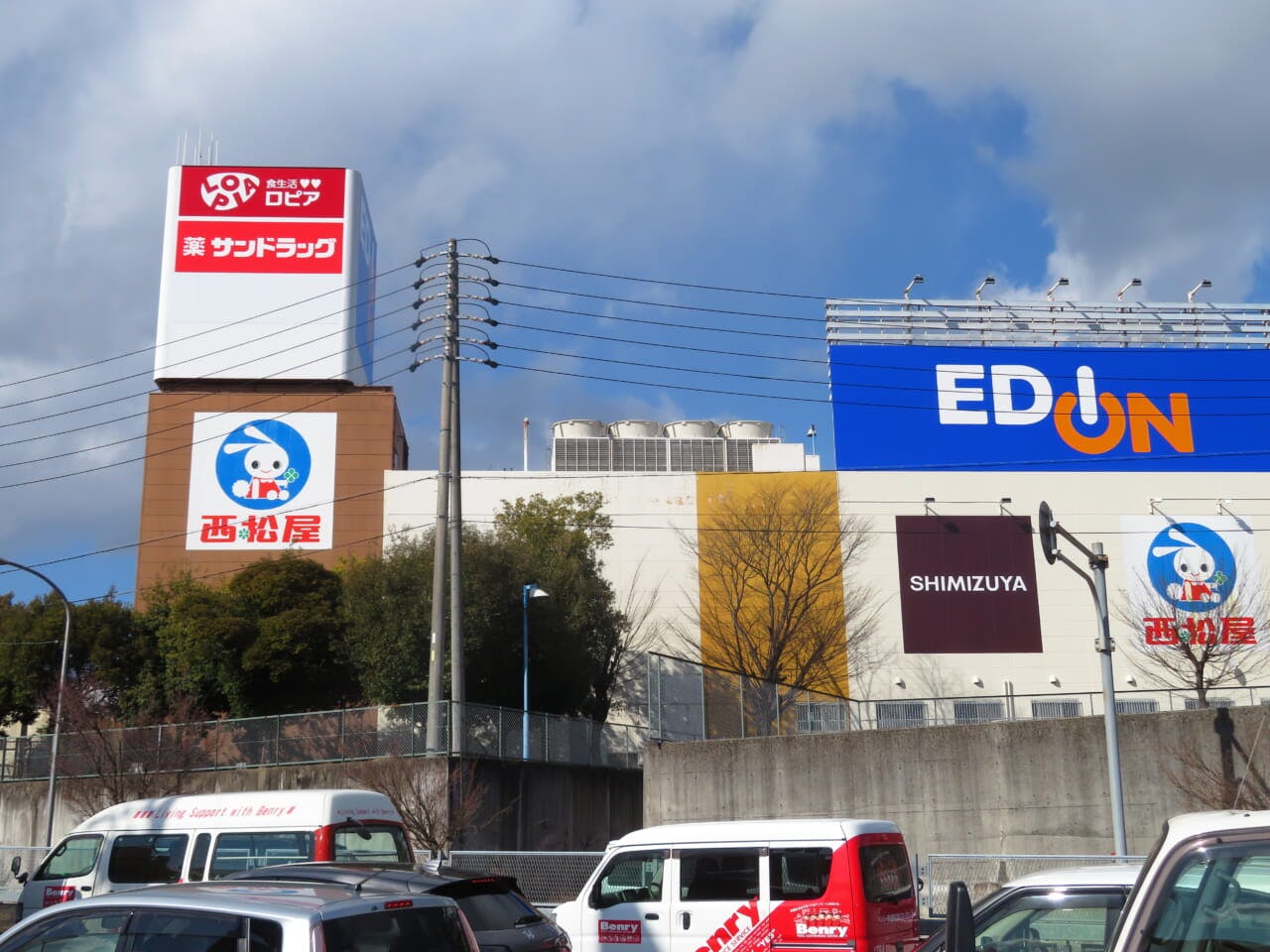 多治見インターモールには「サンドラッグ」「清水屋」と同時出店した。「西松屋」「エディオン」「アルペン」も入居している