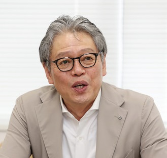 インタビューに答えるそごう・西武の田口広人社長
