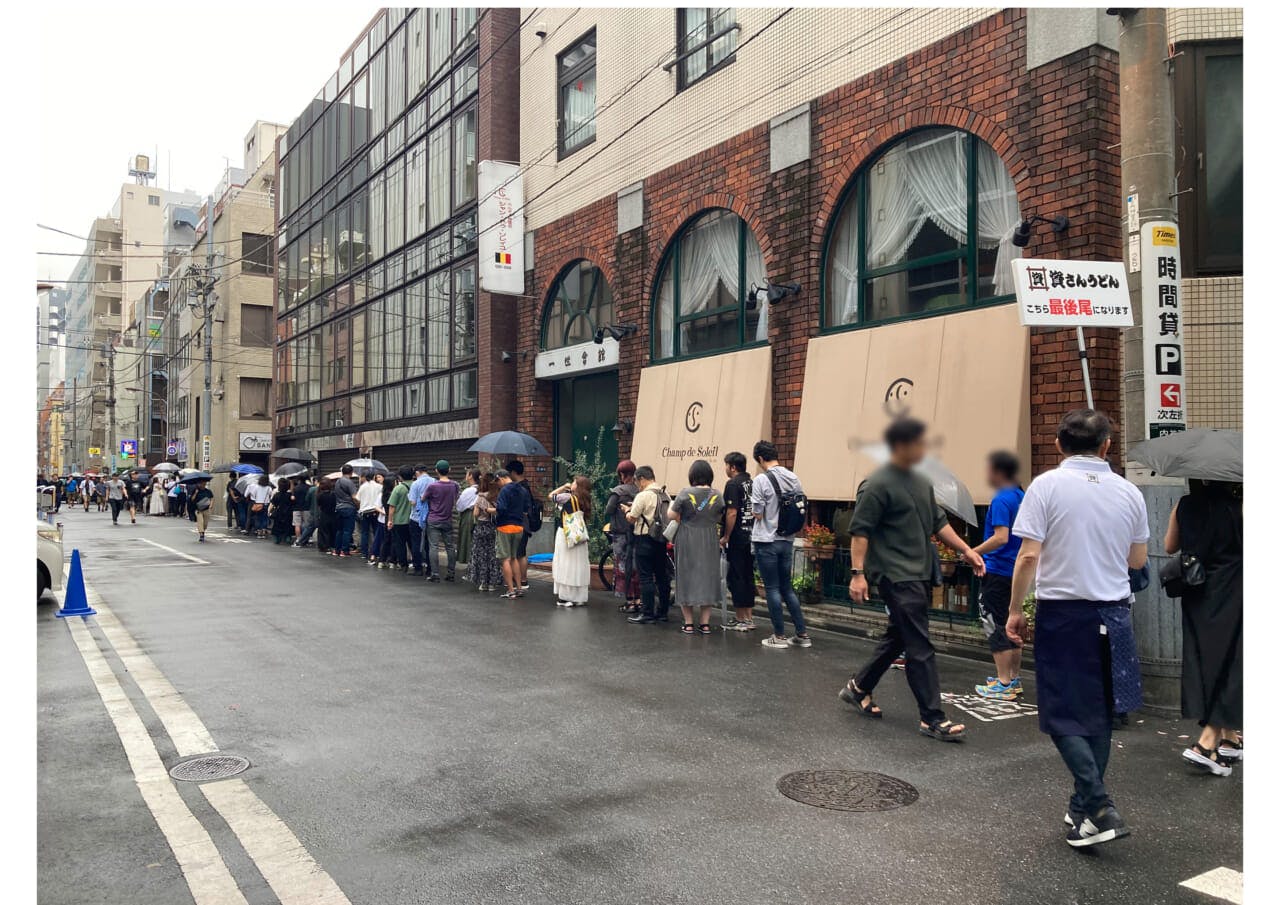 神田ポップアップ店舗前の客列