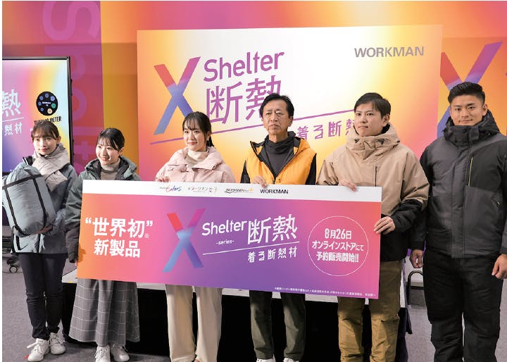 ワークマン新作発表会で「XShelter」を着用した土屋専務、モデルら