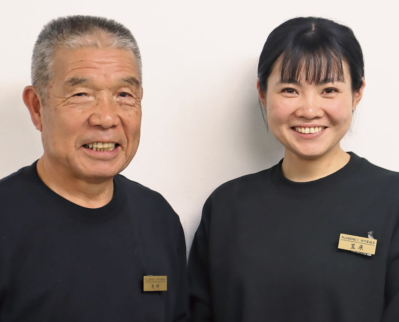 プラスワン矢崎金雄社長（左）とPLUS ONE Ⅱ信州箕輪店の笠原加奈子店長（右）