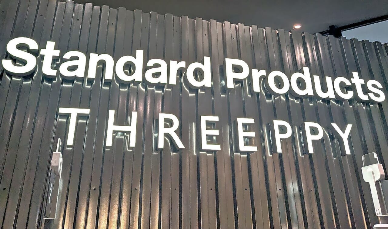 「THREEPPY」「Standard Products」看板