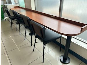 ファミリーマートのイートイン使用時 (右)売場変更後