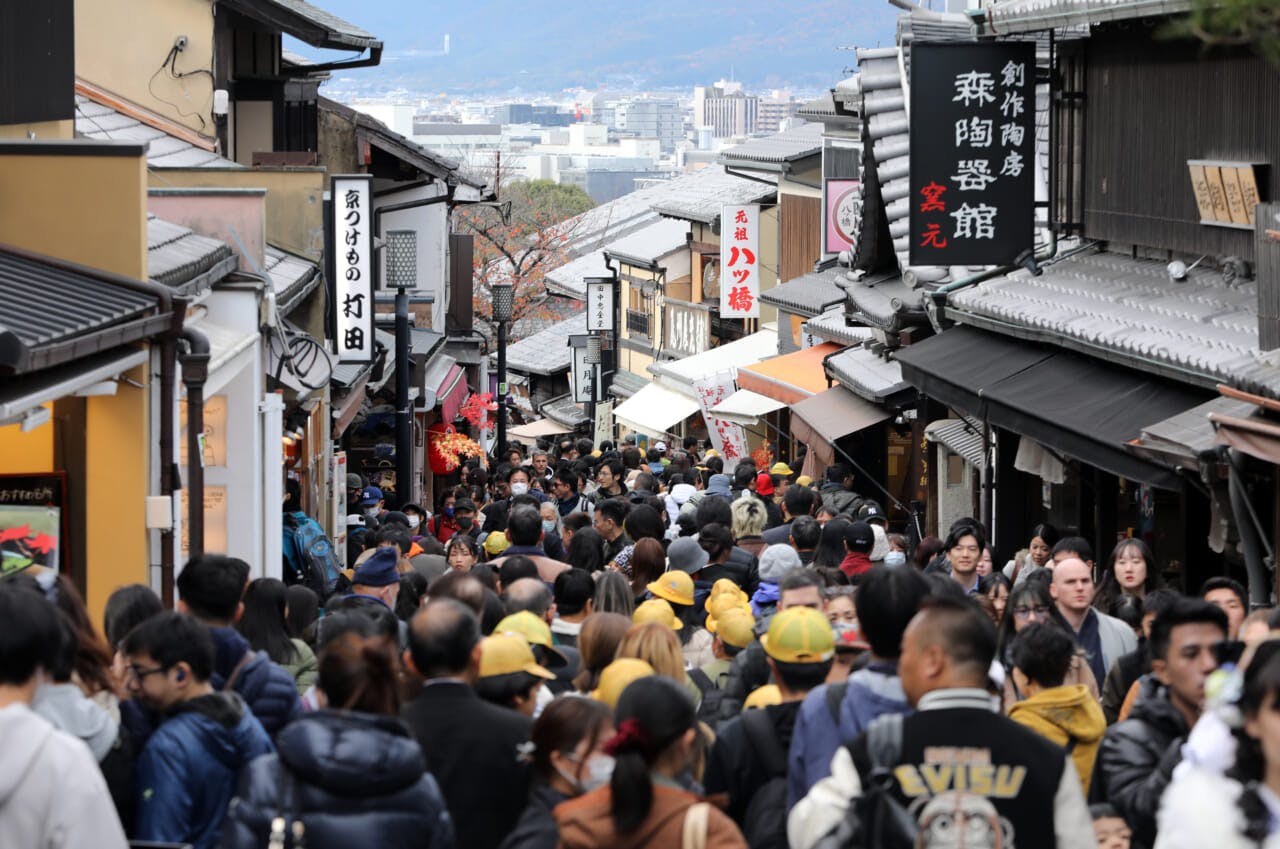 観光客でにぎわう清水寺への参道「清水坂」