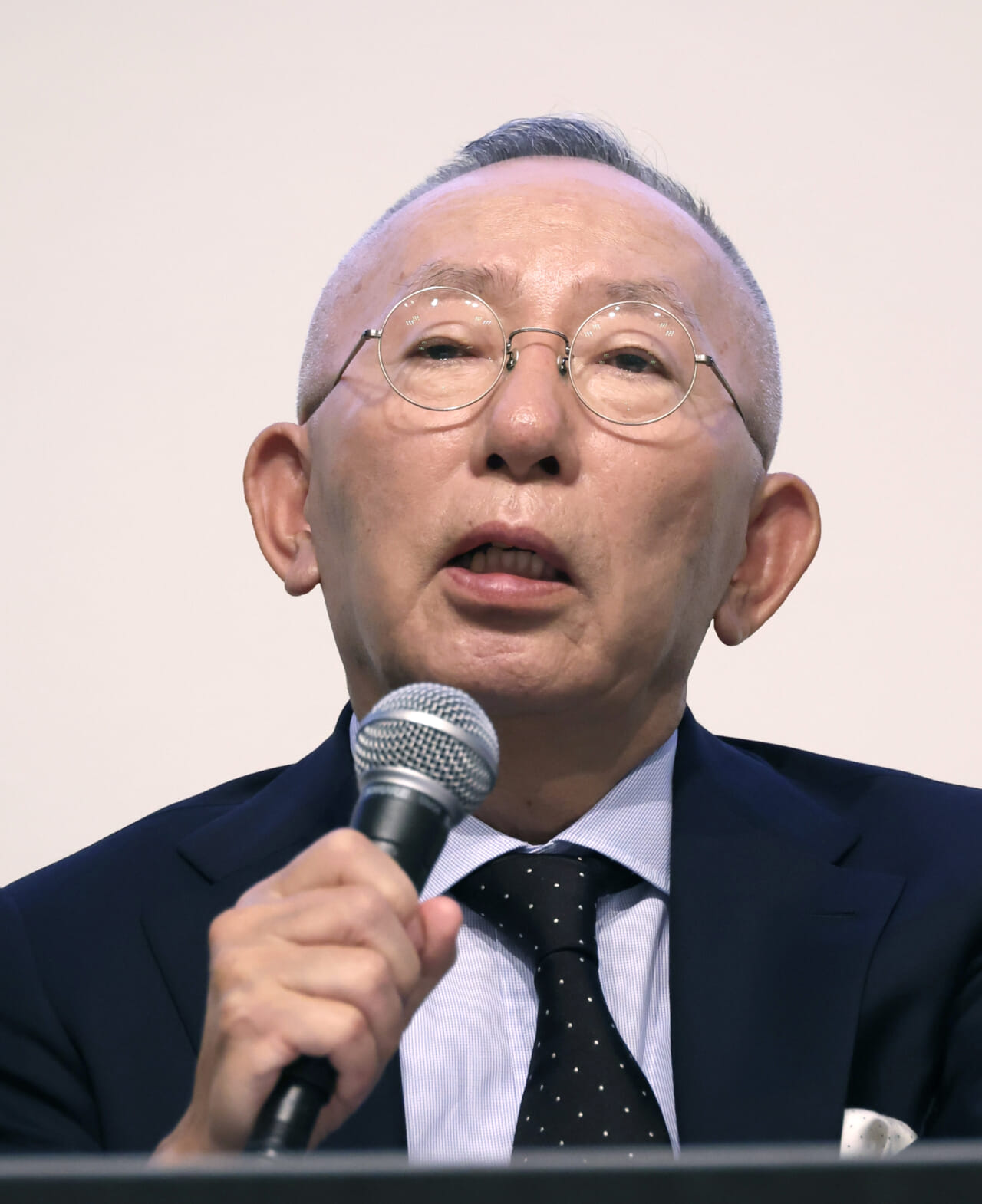 記者会見するファーストリテイリングの柳井正会長兼社長