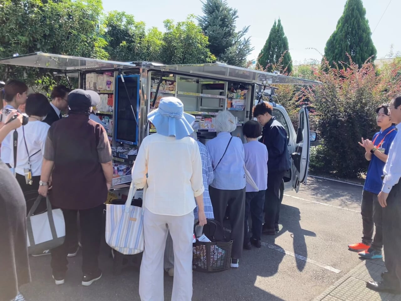 ウエルシアの移動販売「うえたん号」での買い物の様子