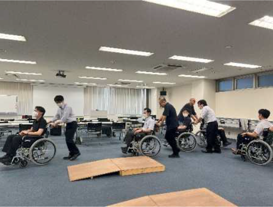 ミスターマックスのユニバーサルマナー実技研修の様子