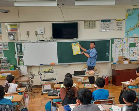 アオキスーパー、食品トレーリサイクルと食品ロス削減の出前授業の様子