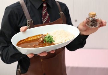 松屋銀座がバレンタインに向け販売するチョコレートを使用したカレー