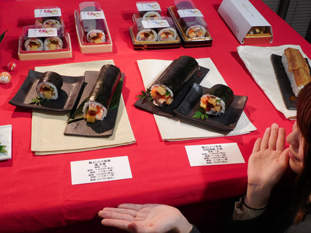 イオンリテールが販売する「銀座　鮨よしたけ監修　極　太巻」