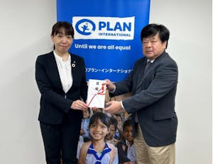 イトーヨーカ堂と公益財団法人プラン・インターナショナル・ジャパンの贈呈式の様子