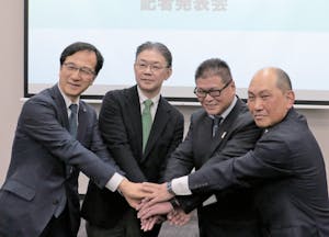 左から平和堂の平松正嗣社長、ライフコーポレーションの岩崎高治社長、万代の阿部秀行社長、オークワの大桑弘嗣社長