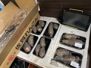 八百屋ノ直売所バックヤードでの梱包作業