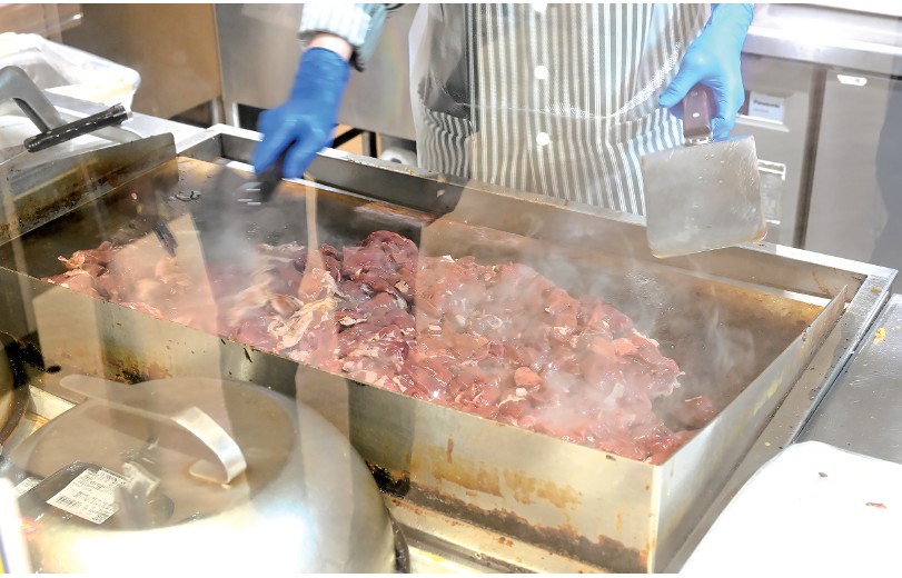 サミットでロングセラーとなっている「まろやかな味わい若どりレバー焼き」の調理風景