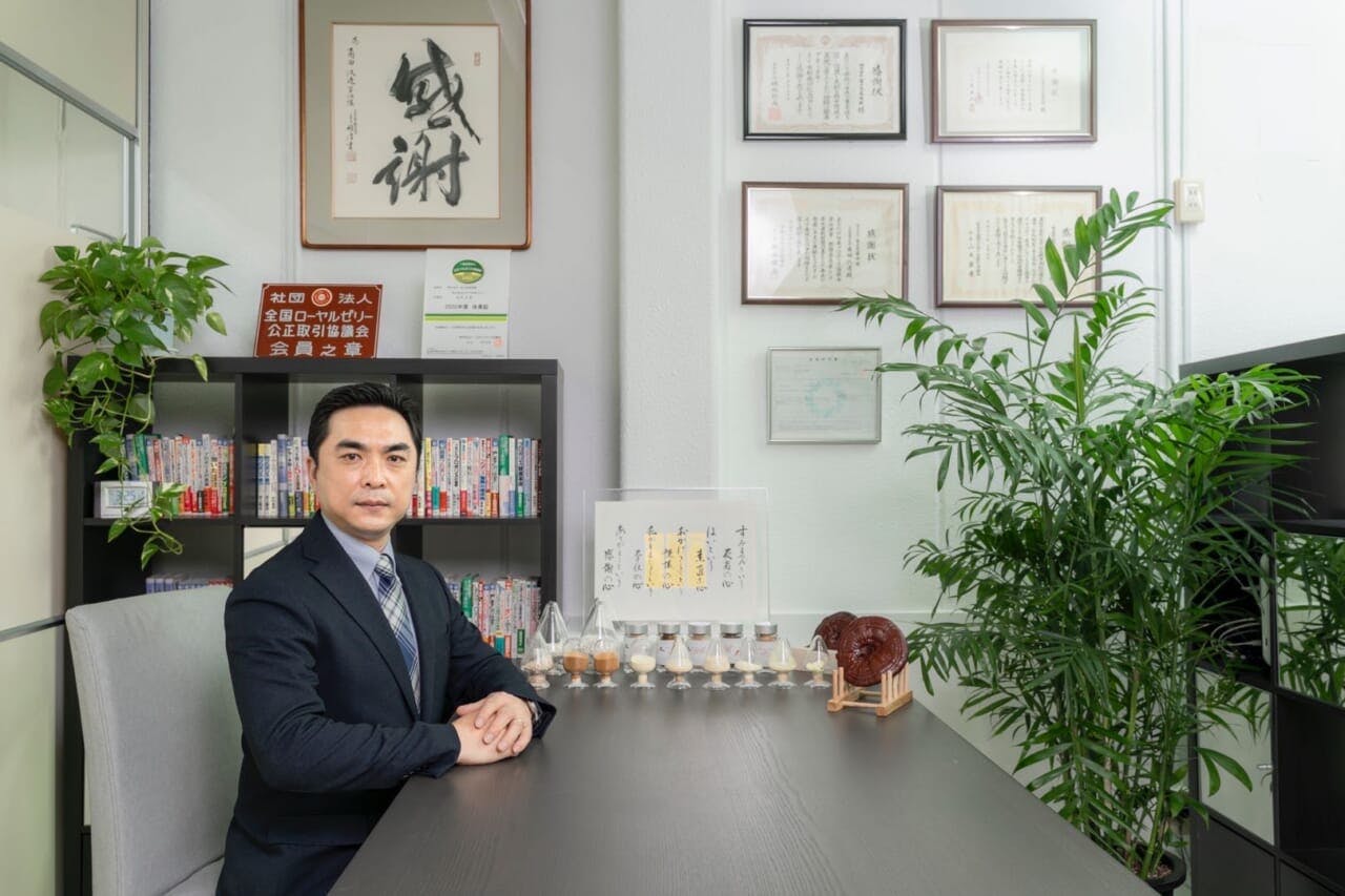 50年前からプロポリスを日本に普及させた創業者の角田汎造氏の後を継ぎ、2021年3月に就任した2代目の角田陽介社長