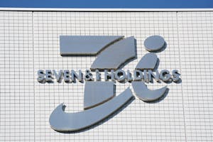 セブン&アイ・ホールディングス本社に掲げられたロゴマーク