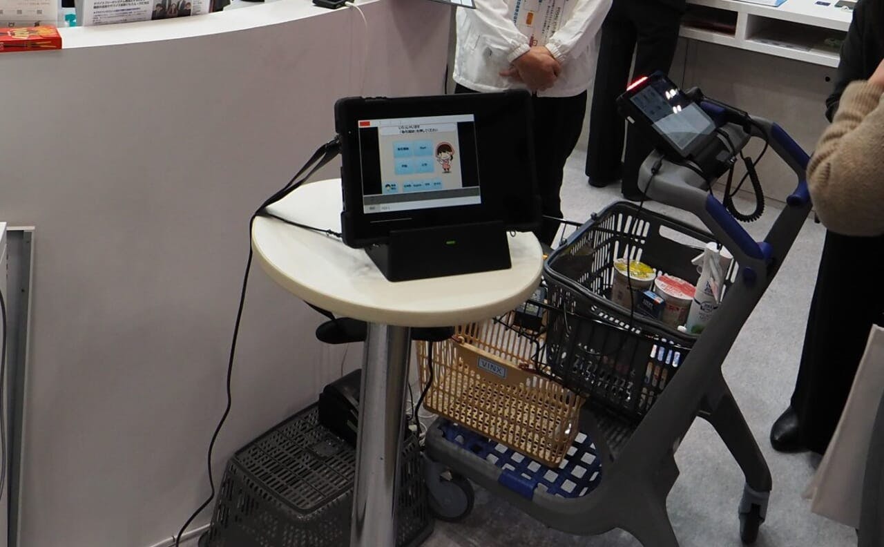タブレット端末を活用することで、セルフレジのアテンダントのホスピタリティが向上