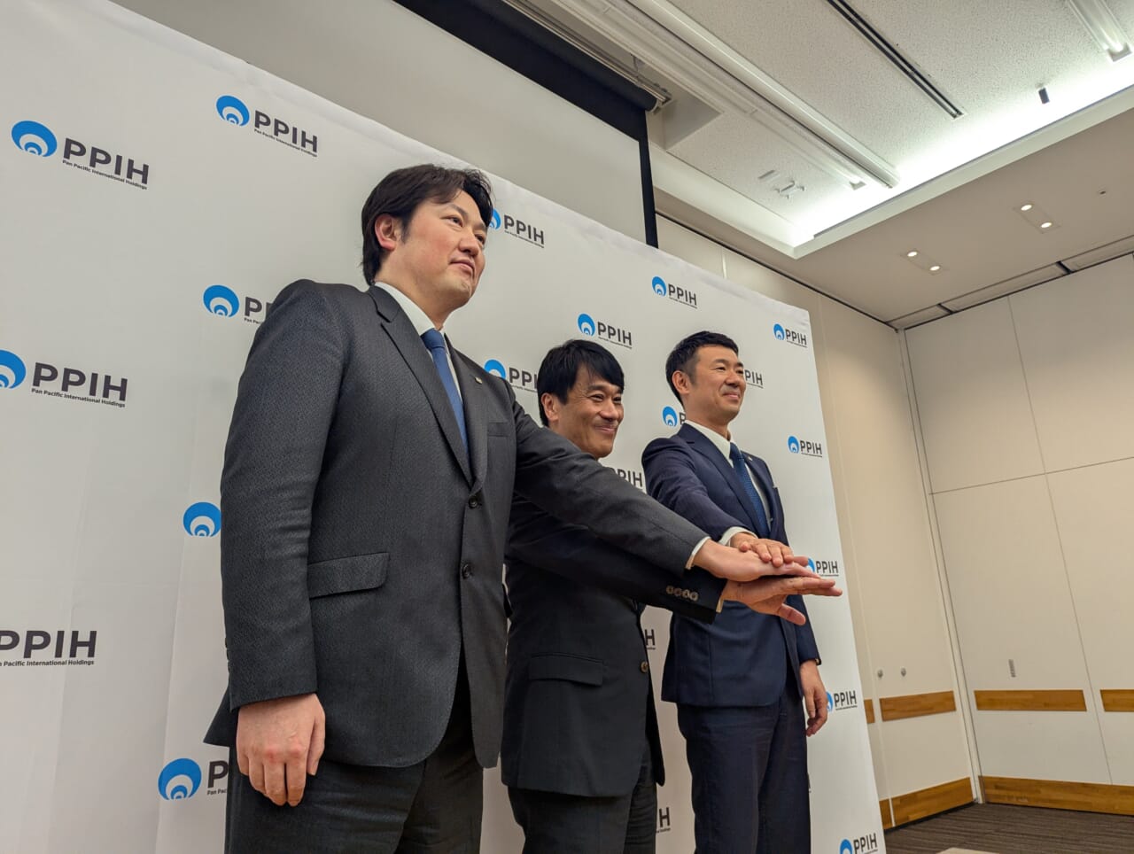 左から、PPIHの森屋新社長、吉田現社長、ドン・キホーテの鈴木新社長