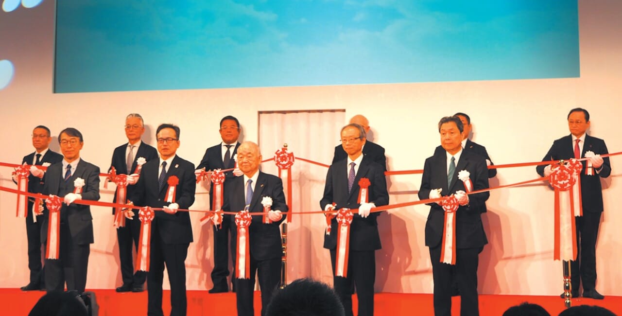 開会式のテープカット