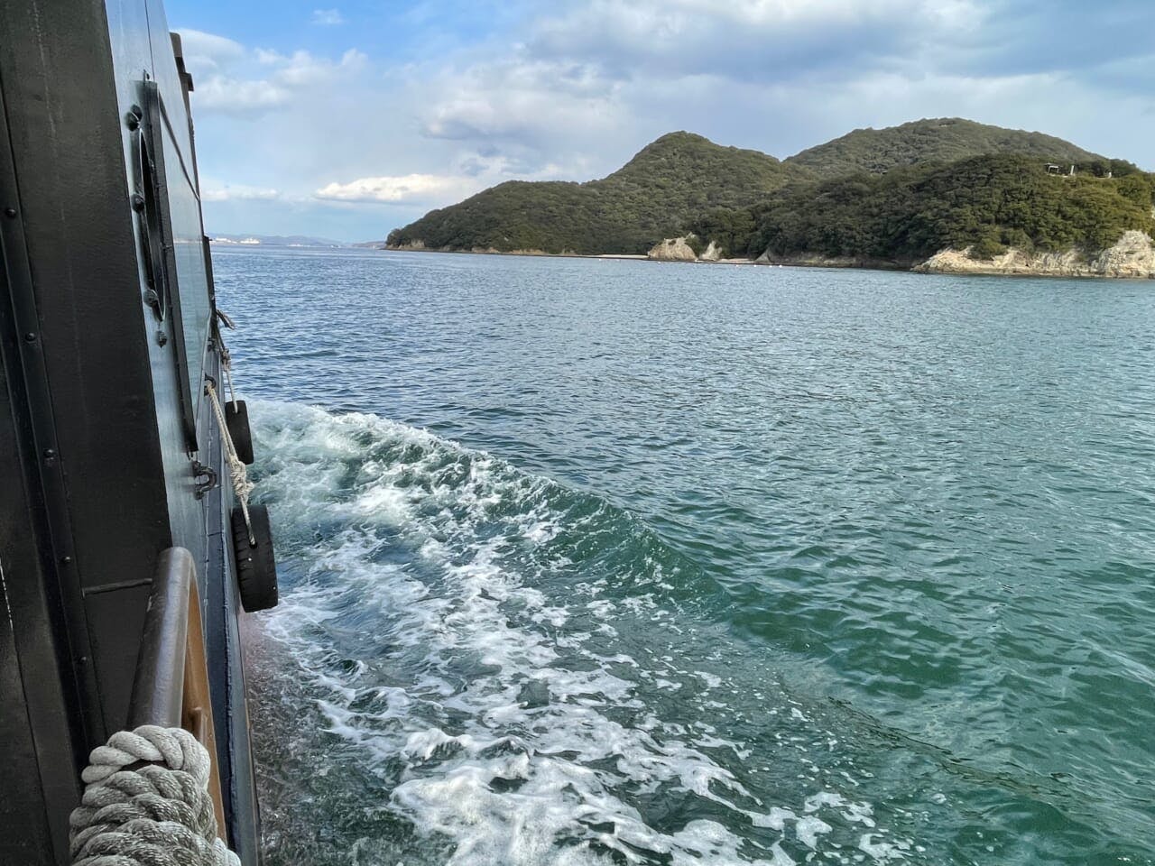 食後、離島の仙酔島へ。船で5分で着く