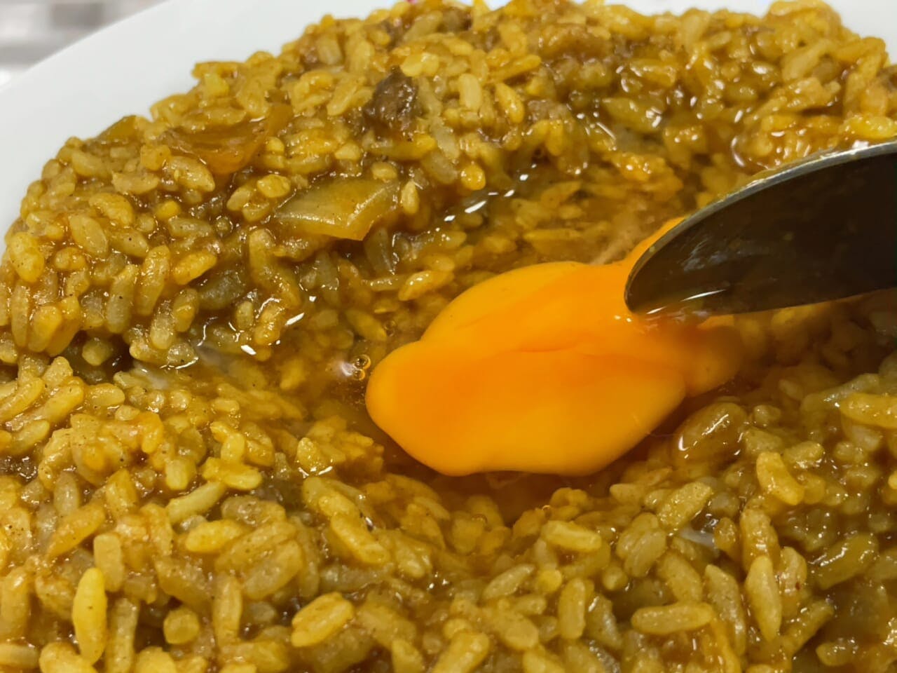 卵を割り“味変”する