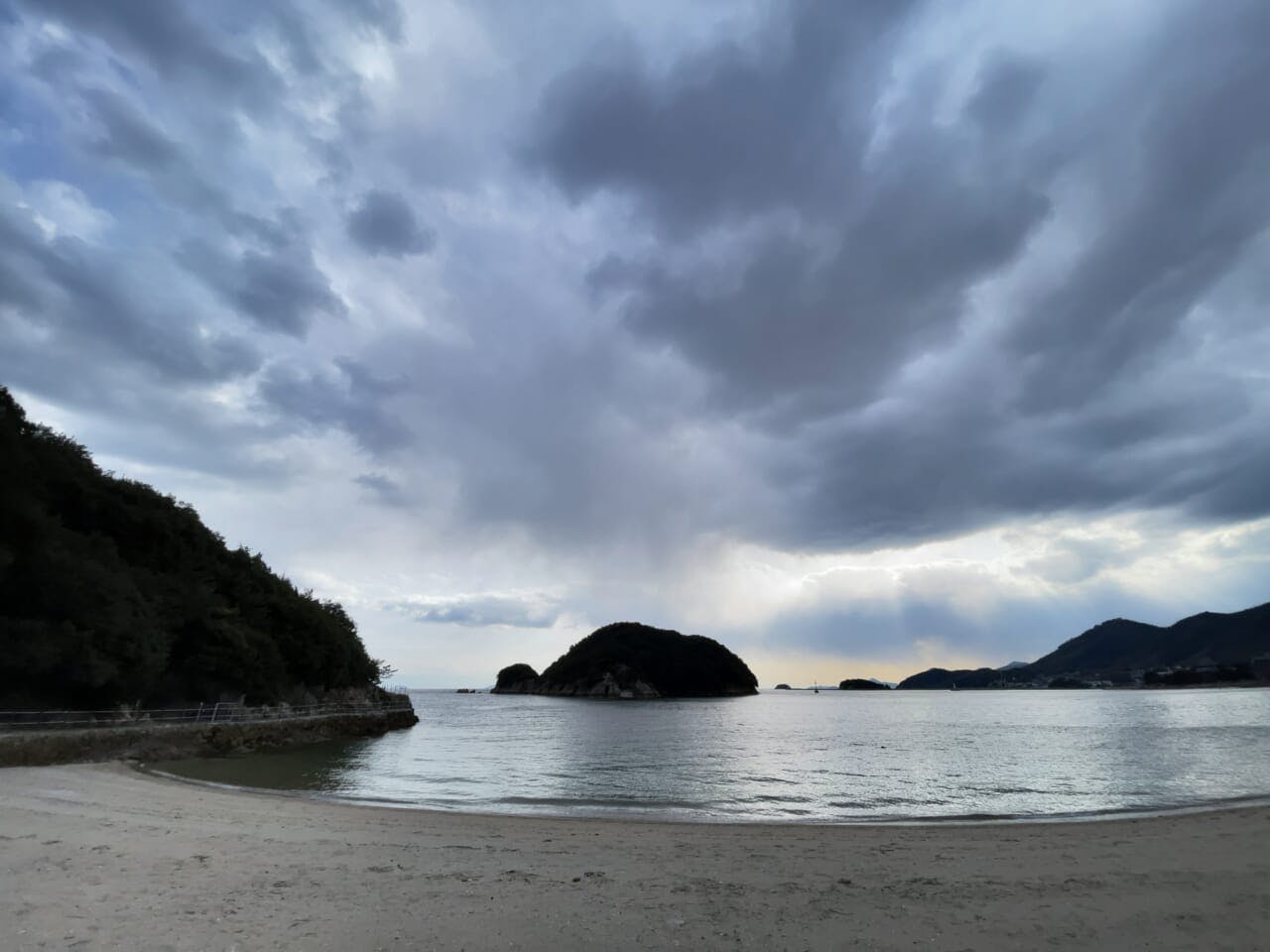 島内を歩き始める。ただ海を眺めていた