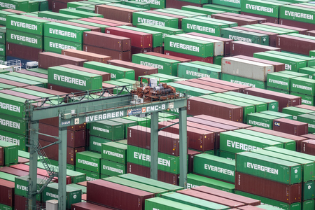 青海コンテナ埠頭に積み上げられた貨物コンテナ